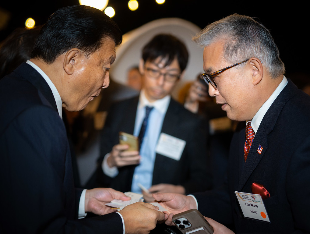 副总裁Eric Wang代表加拿大28集团接待了日本経済再生担当大臣